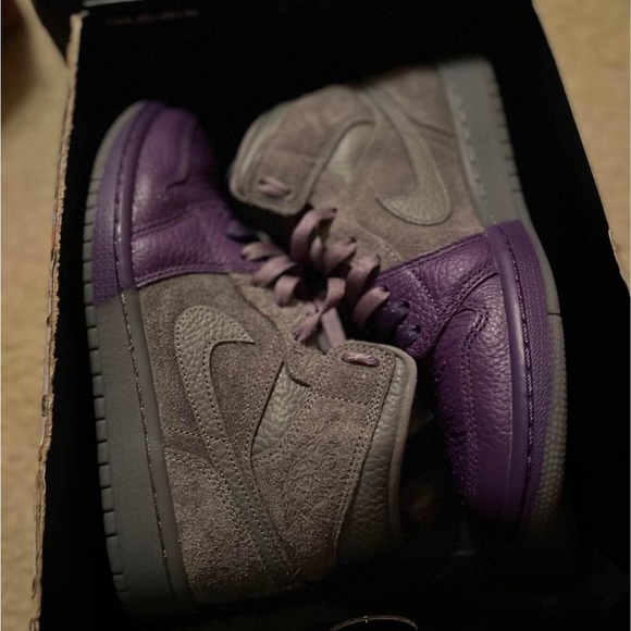 Women’s air Jordan 1 mid size 6.5 - Picture 1 of 3
